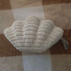 Kayu Shell-Shaped Woven Clutch